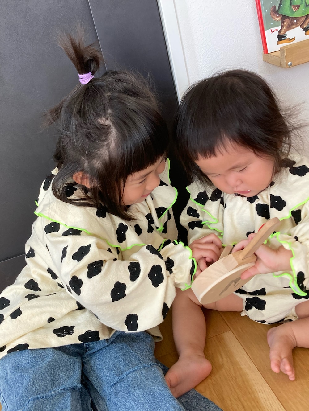 ブルー系のデニムパンツ、ベージュ系のTシャツ/カットソー、ベージュ系の肌着を着用したキッズの秋コーディネートの3枚目の写真