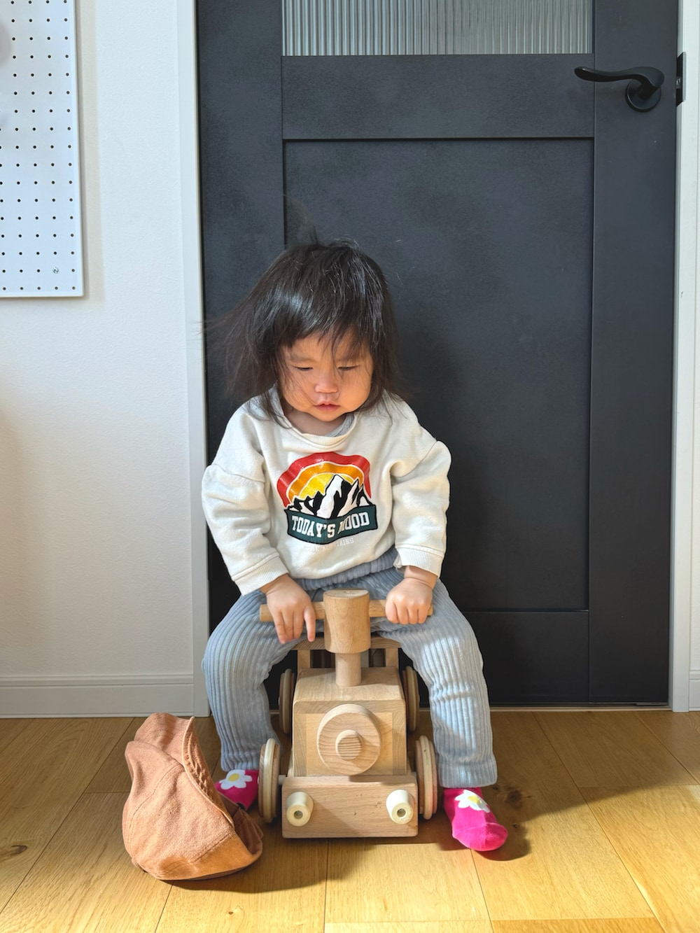 ホワイト系のスウェット、ブルー系のその他パンツ、オレンジ系のキャップを着用したキッズの冬コーディネートの4枚目の写真