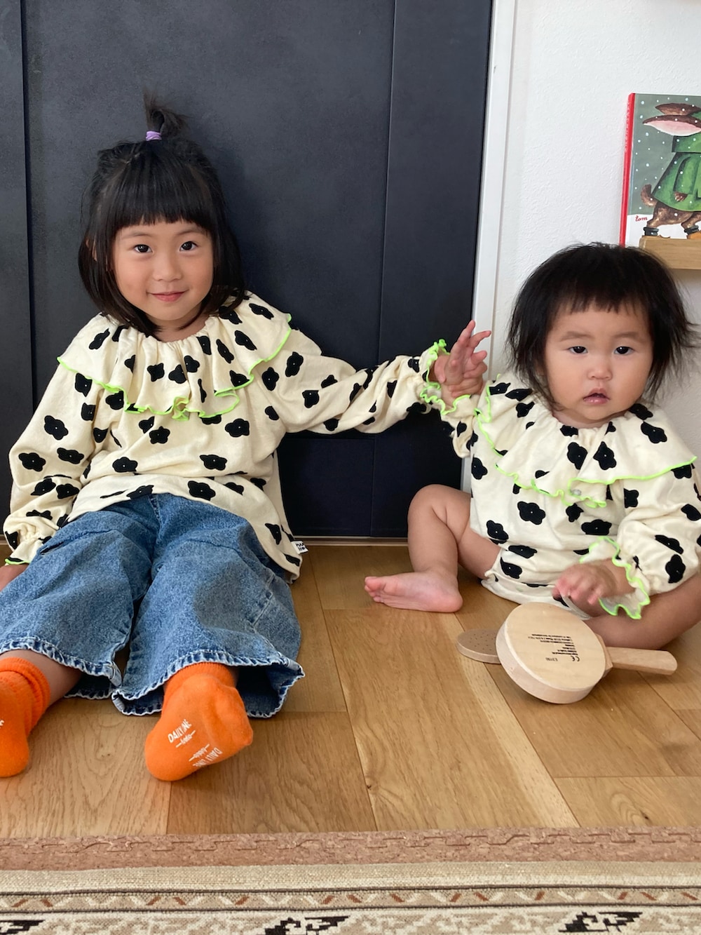 ブルー系のデニムパンツ、ベージュ系のTシャツ/カットソー、ベージュ系の肌着を着用したキッズの秋コーディネートの2枚目の写真