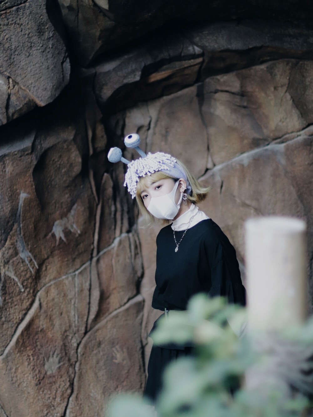「ootd、冬コーデ、街頭穿搭、休閒、oversize、黑白搭配、disney」｜「PLACEBOのアイテム（シューズ、ブラック系）」を使った、Cyariさん（レディース・156cm）の冬コーディネートの2枚目の写真
