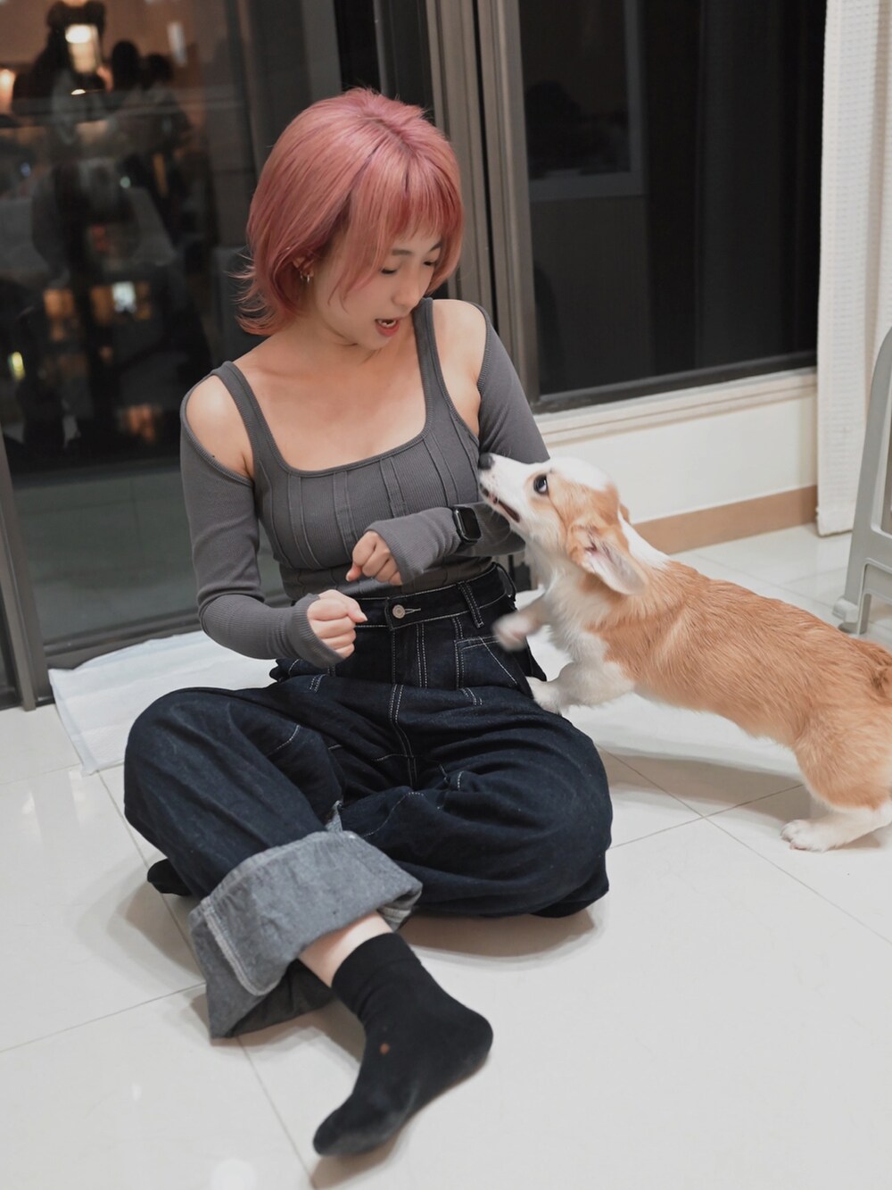 「ootd、夏、街頭穿搭、休閒、犬」｜「QUEEN SHOPのアイテム（デニムパンツ、ブルー系）」を使った、Cyariさん（レディース・156cm）の春コーディネートの3枚目の写真