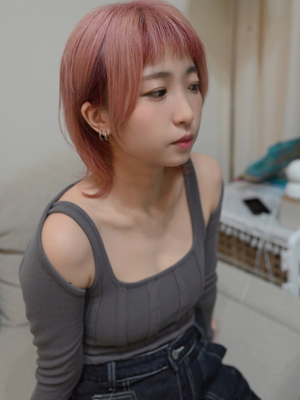 「ootd、夏、街頭穿搭、休閒、犬」｜「QUEEN SHOPのアイテム（デニムパンツ、ブルー系）」を使った、Cyariさん（レディース・156cm）の春コーディネートの2枚目の写真
