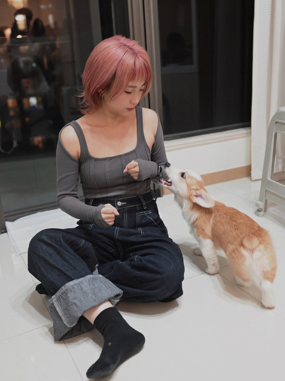 「ootd、夏、街頭穿搭、休閒、犬」｜「QUEEN SHOPのアイテム（デニムパンツ、ブルー系）」を使った、Cyariさん（レディース・156cm）の春コーディネートの4枚目の写真