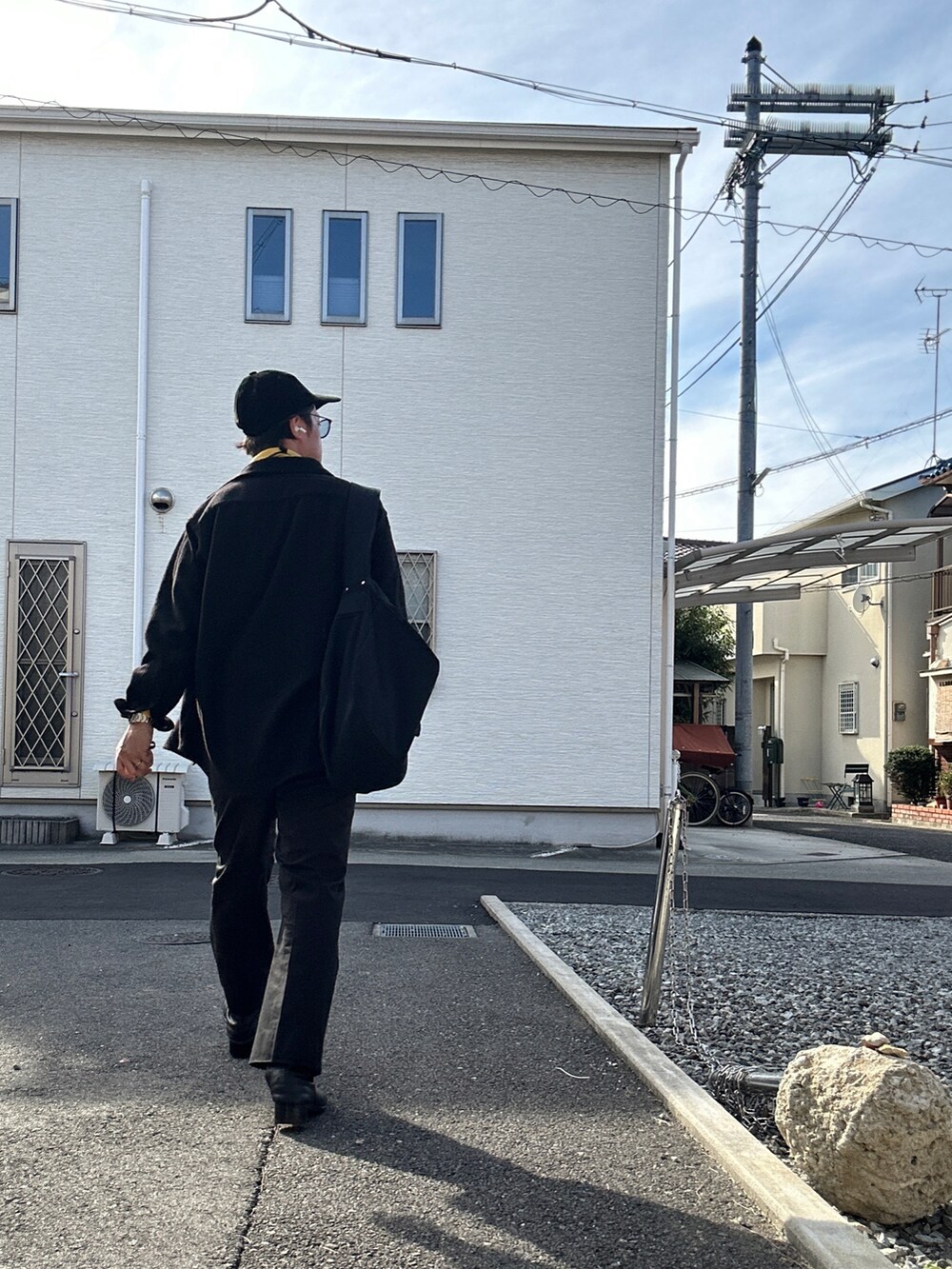 イエロー系のTシャツ/カットソー、ブラック系のシャツ/ブラウス、ブラック系のショルダーバッグを着用したメンズの秋コーディネートの3枚目の写真