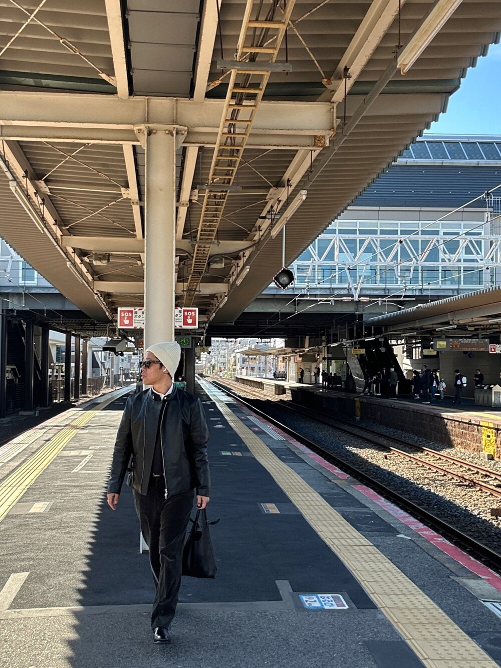 グリーン系のその他パンツ、グレー系のポロシャツ、ブラック系のライダースジャケットを着用したメンズの秋コーディネートの2枚目の写真