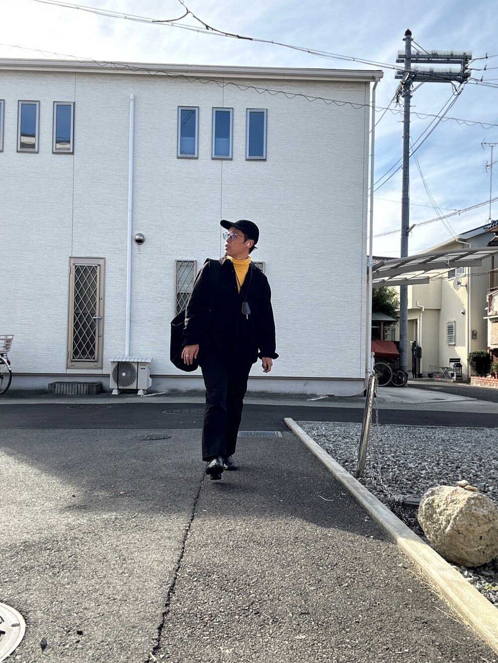 イエロー系のTシャツ/カットソー、ブラック系のシャツ/ブラウス、ブラック系のショルダーバッグを着用したメンズの秋コーディネートの2枚目の写真