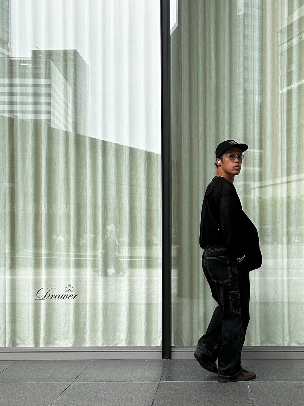 ブラック系のショルダーバッグ、ブラック系のトップス、ブラック系のデニムパンツを着用したメンズの秋コーディネートの2枚目の写真