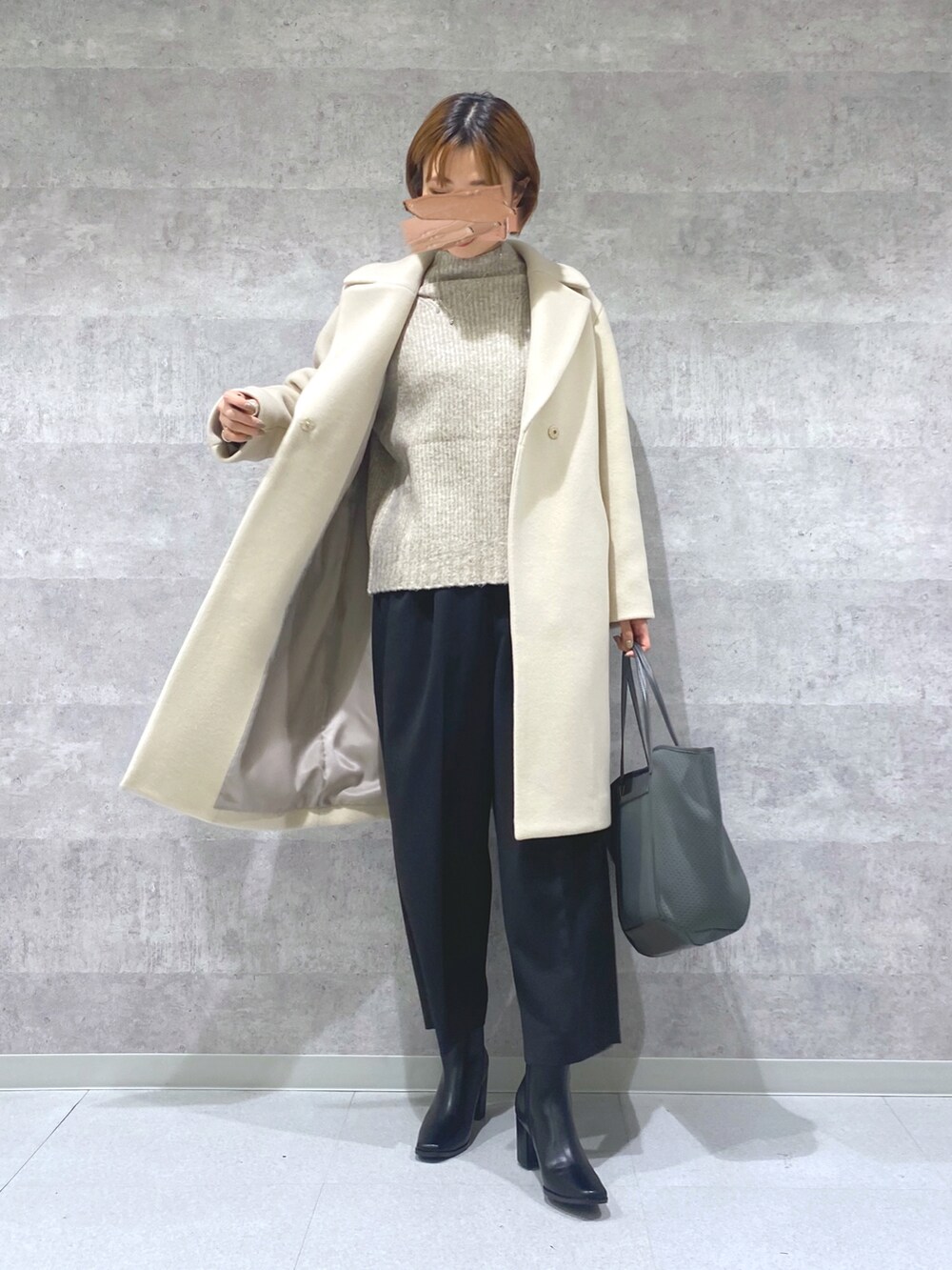 「大人コーデ、冬アウター、チェスターコート、シンプルコーデ、お仕事コーデ、ニット/セーター、着回しコーデ、通勤コーデ、通勤スタイル、低身長、相互フォロー、パンツスタイル、ブーツ、RIVEDROITE」｜「RIVE DROITEの飽きのこないシンプルなデザイン　マンテコチェスターコート（チェスターコート、ホワイト系）」を使った、りょうさん（レディース・162cm）の冬コーディネートの3枚目の写真