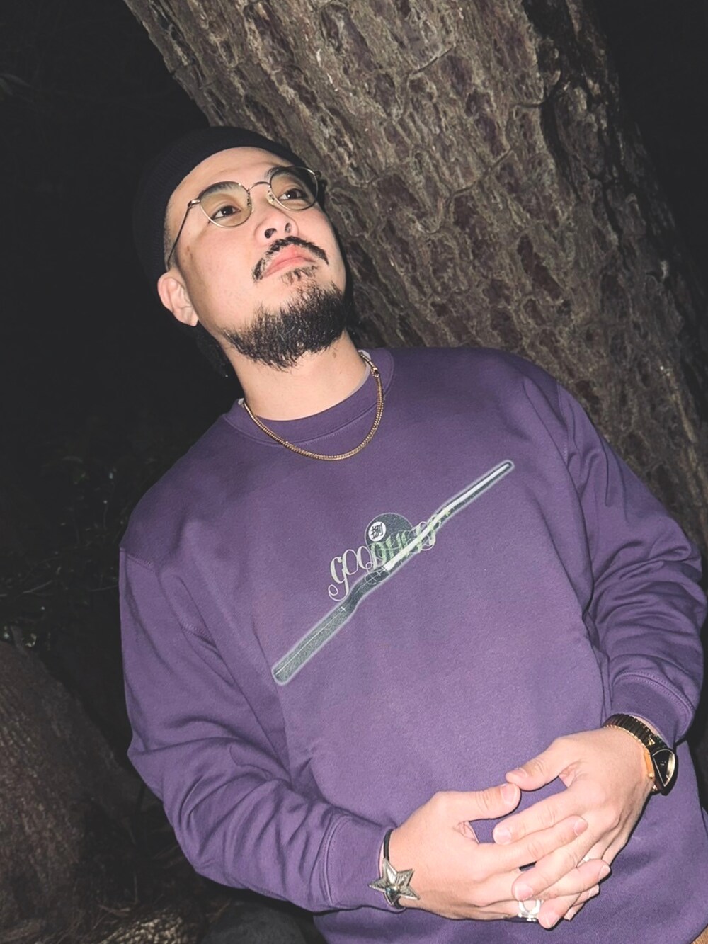 パープル系のスウェットを着用したレディースの春コーディネートの2枚目の写真