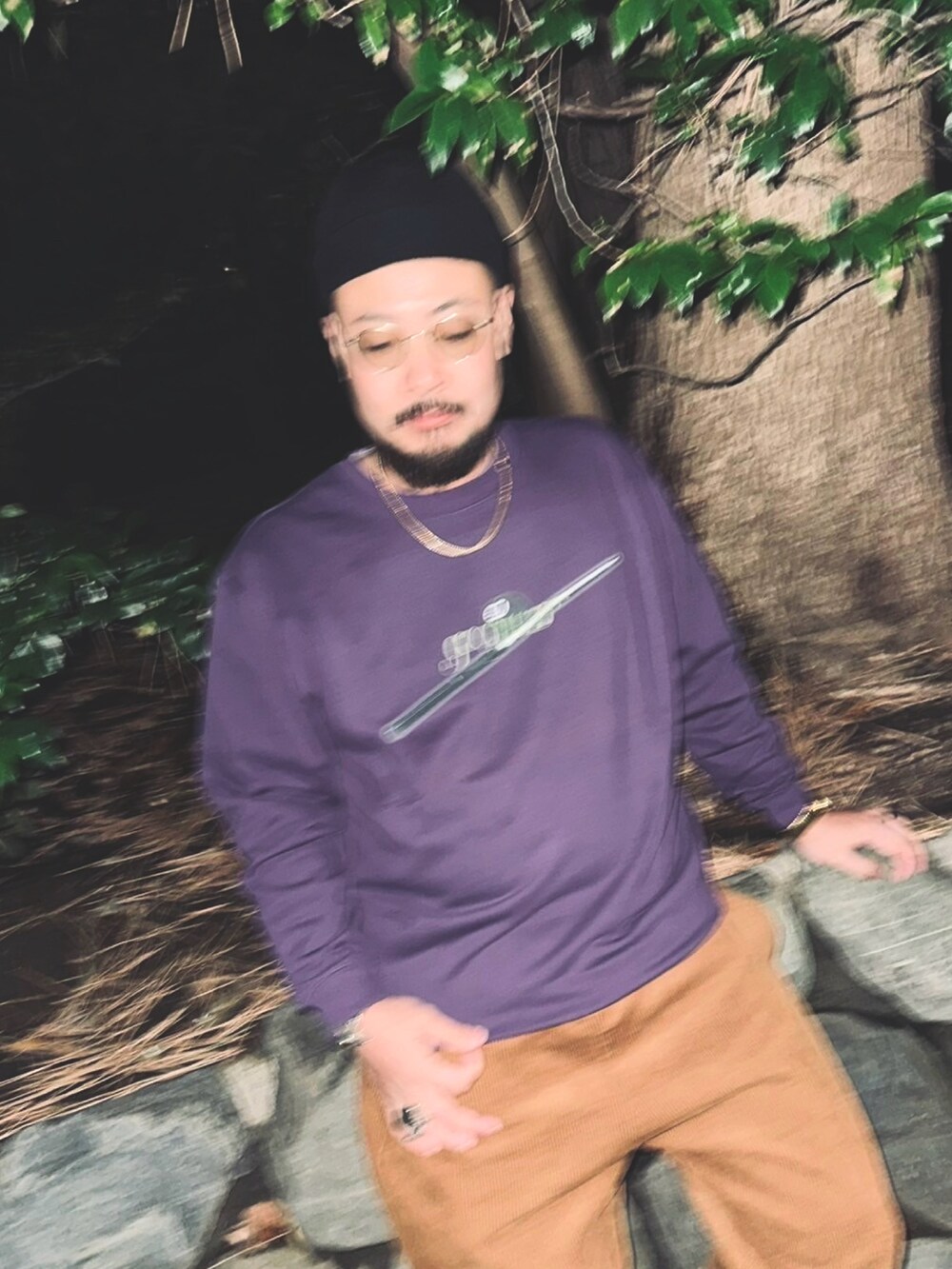 パープル系のスウェットを着用したレディースの春コーディネートの4枚目の写真