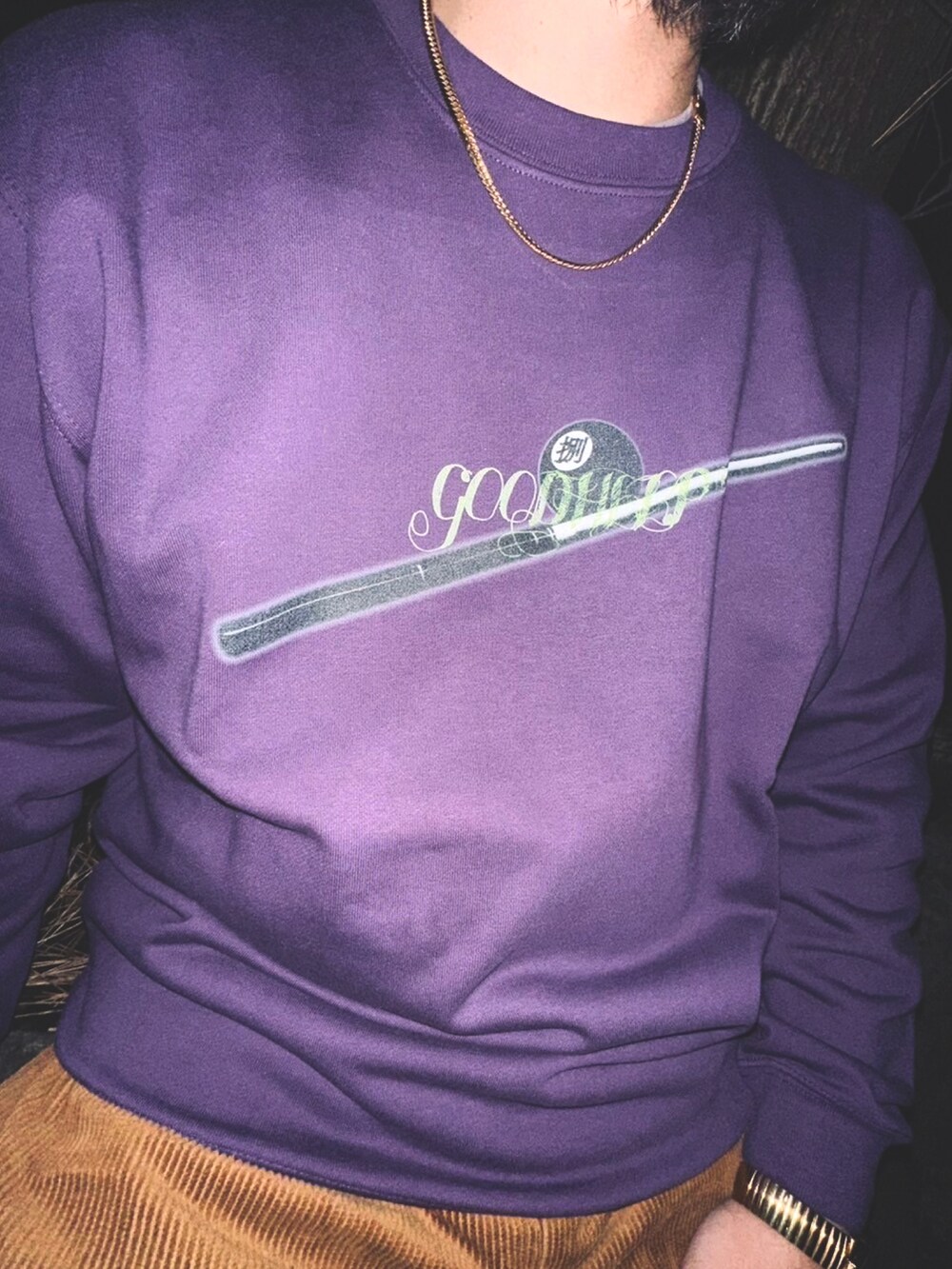 パープル系のスウェットを着用したレディースの春コーディネートの5枚目の写真