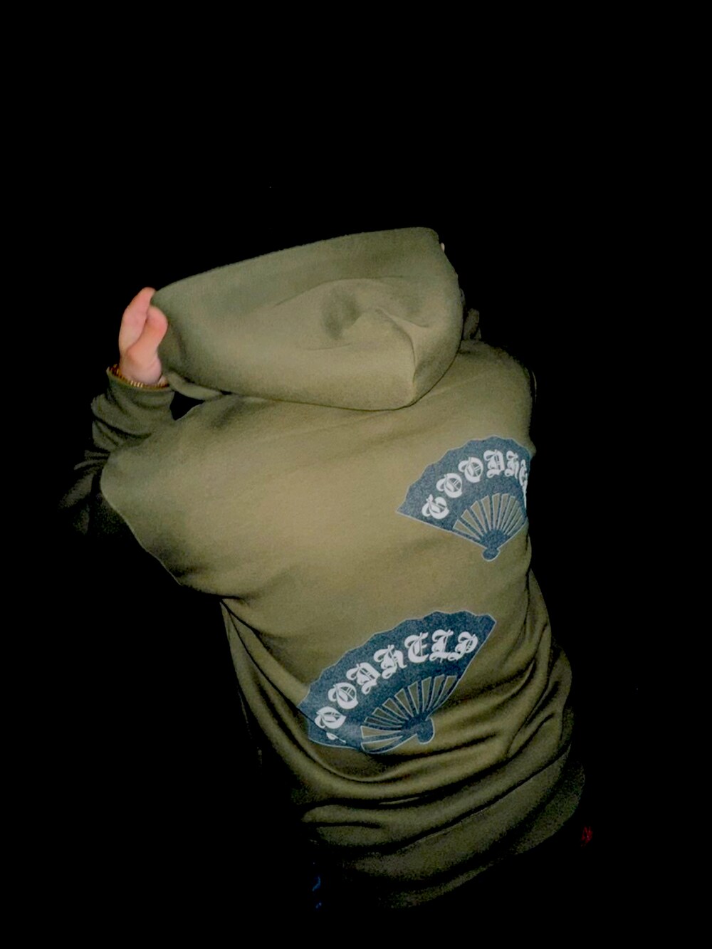 グリーン系のスウェットを着用したレディースの春コーディネートの3枚目の写真