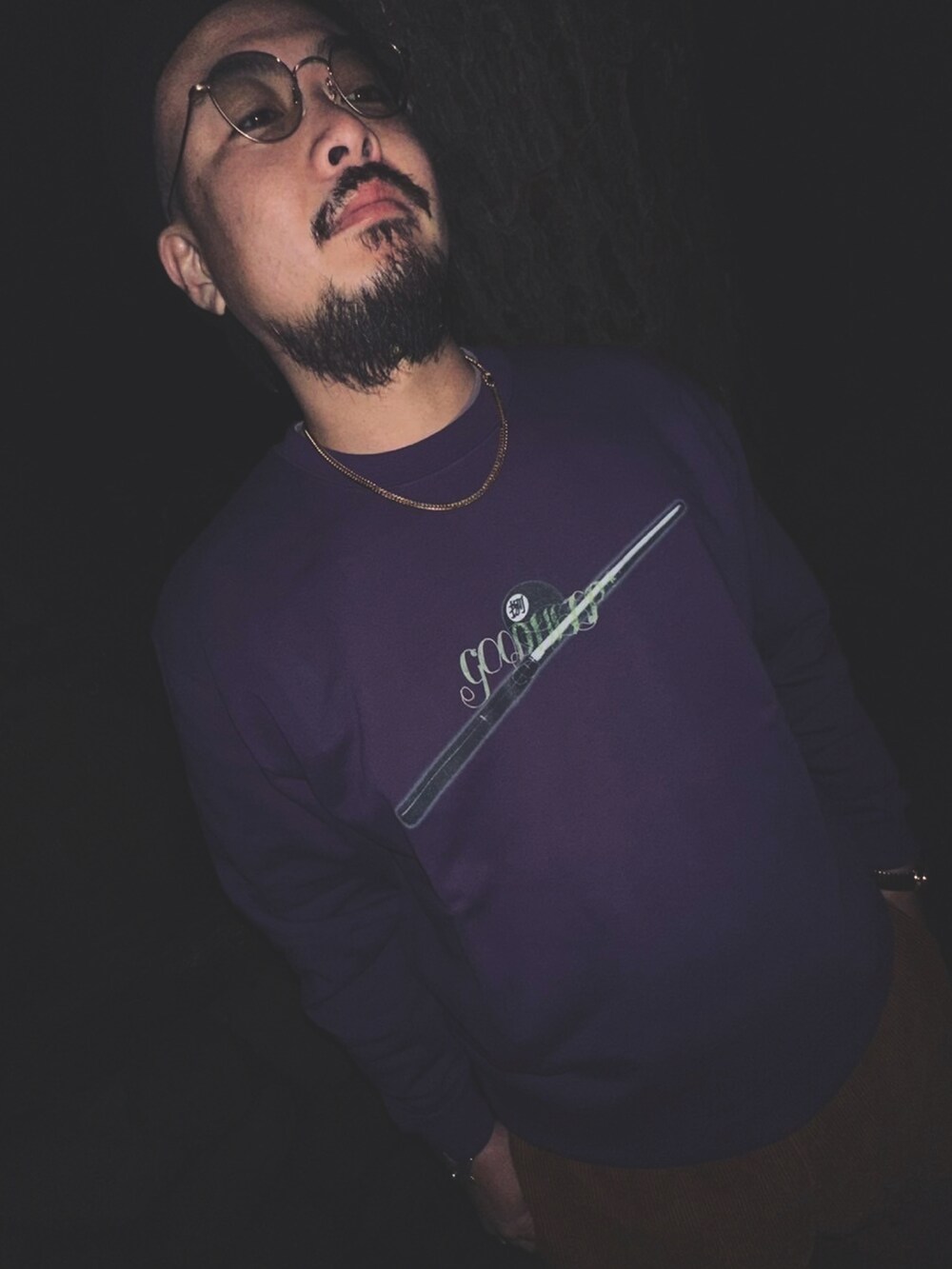 パープル系のスウェットを着用したレディースの春コーディネートの3枚目の写真