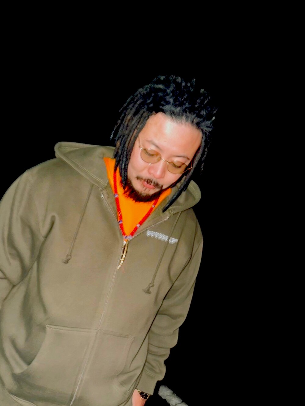 グリーン系のスウェットを着用したレディースの春コーディネートの2枚目の写真