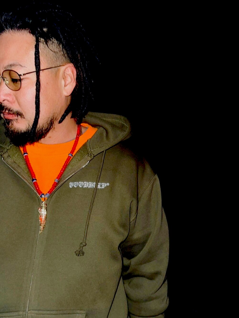 グリーン系のスウェットを着用したレディースの春コーディネートの4枚目の写真