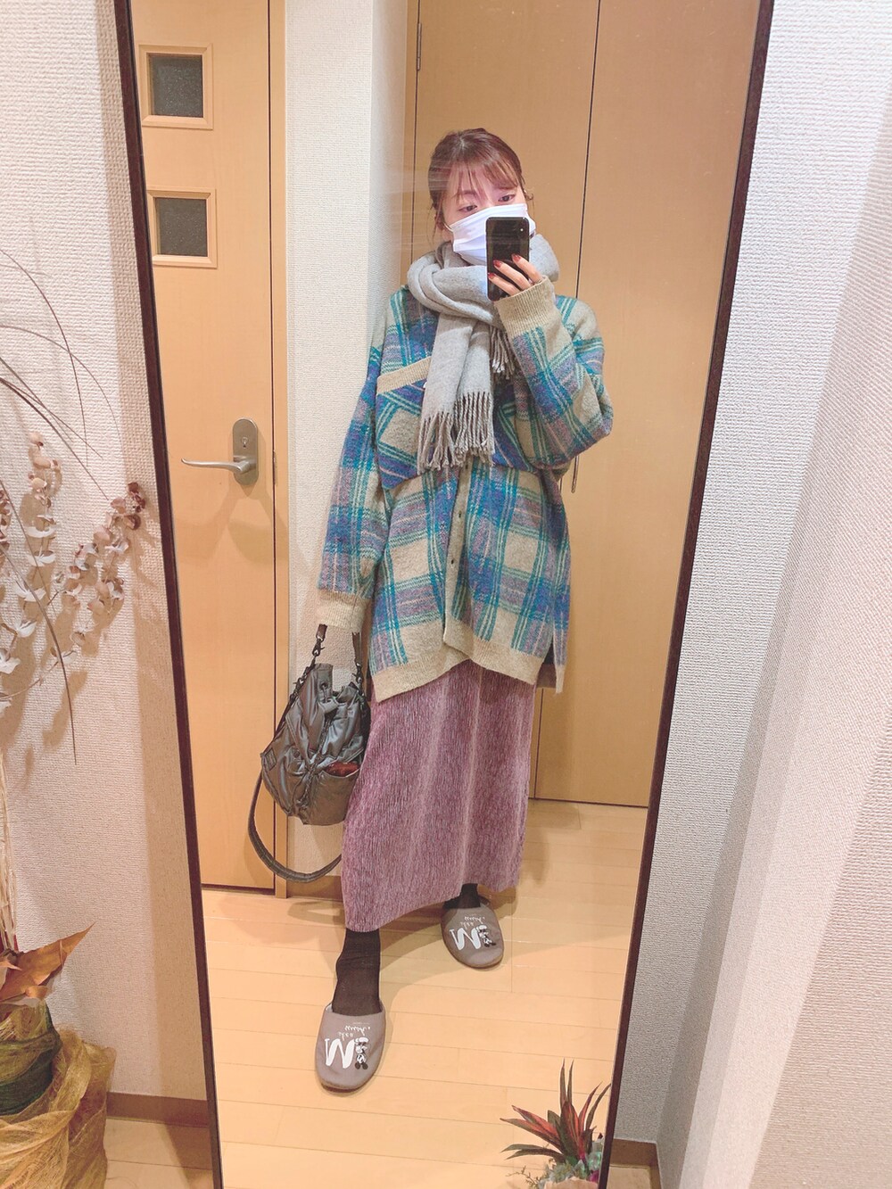 「クリスマスに着たい服、大人女子、淡色コーデ、クリスマスコーデ、プチプラ、きれいめカジュアル、おしゃれさんと繋がりたい、色遊び、可愛い、おきにいりアイテム、ootd、韓国ブランド、韓国ファッション」｜「吉田カバンのアイテム（バッグ、シルバー系）」を使った、LULUさん（レディース・163cm）の冬コーディネートの3枚目の写真