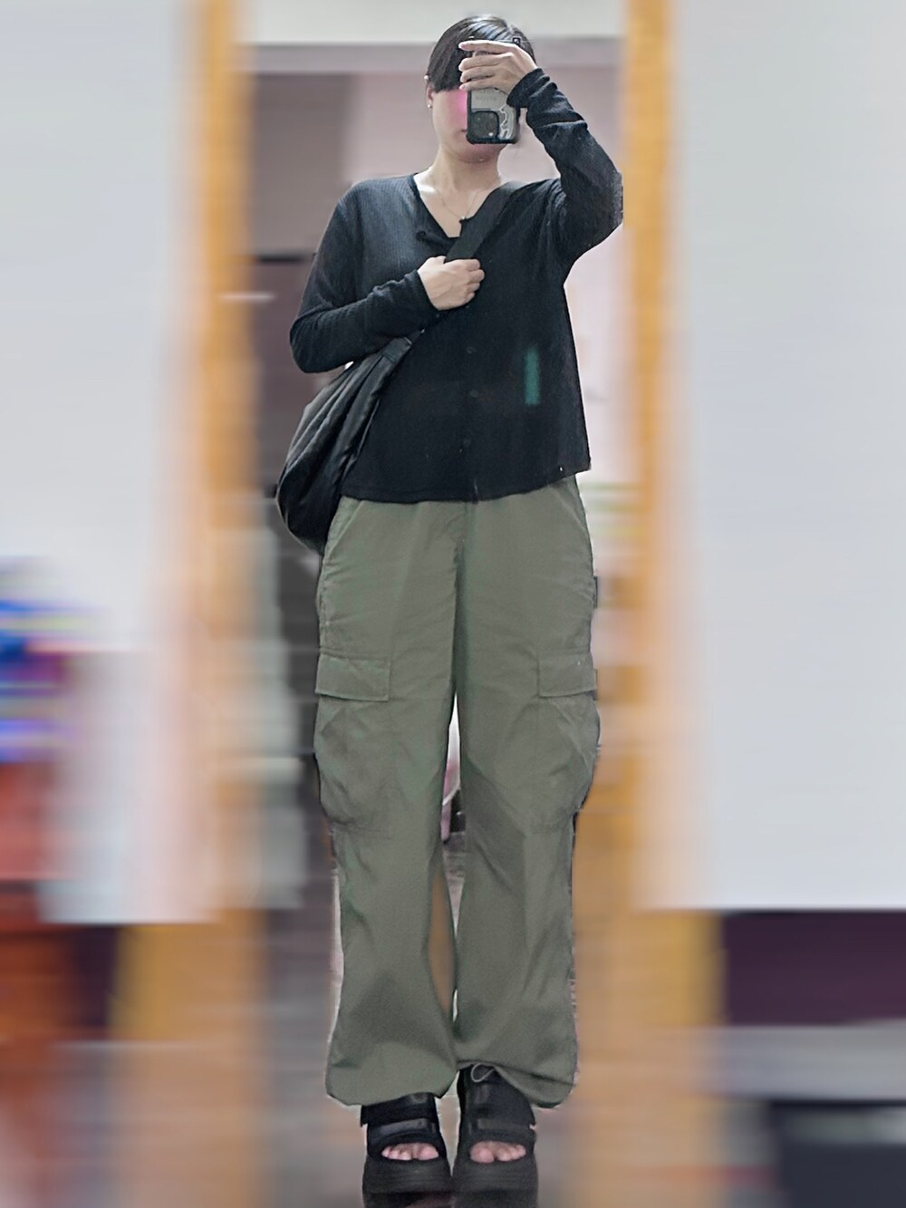 「UNIQLO、涼鞋、GU、工裝褲」｜「UNIQLOの2024-03 S $490（チノパンツ、グリーン系）」を使った、c.s.y.さん（レディース・154cm）の夏コーディネートの2枚目の写真