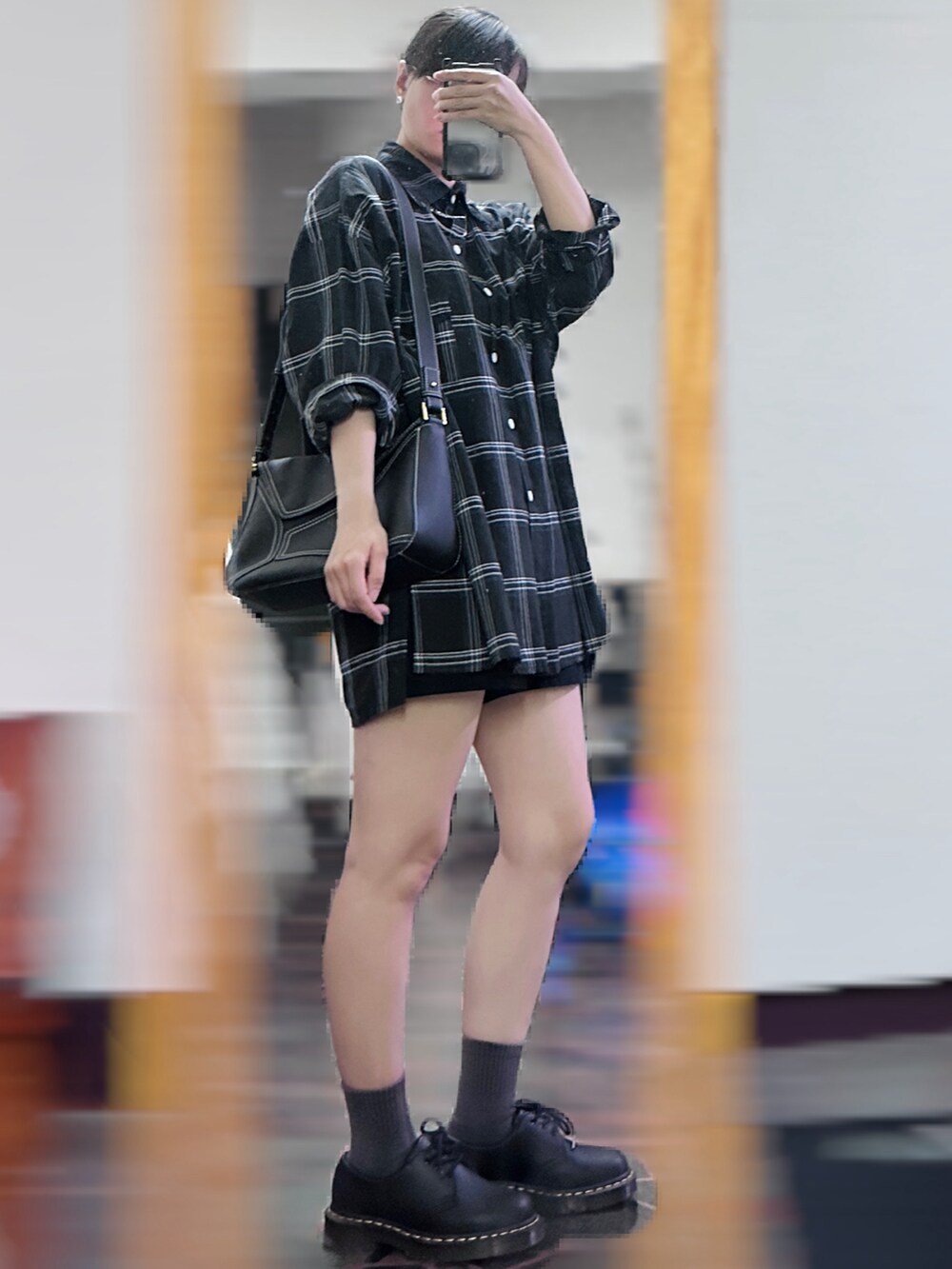 「Dr.Martens、格子襯衫、黑色系、黑色」｜「GUの2022-11 $190（ピアス（両耳用）、シルバー系）」を使った、c.s.y.さん（レディース・154cm）の夏コーディネートの2枚目の写真