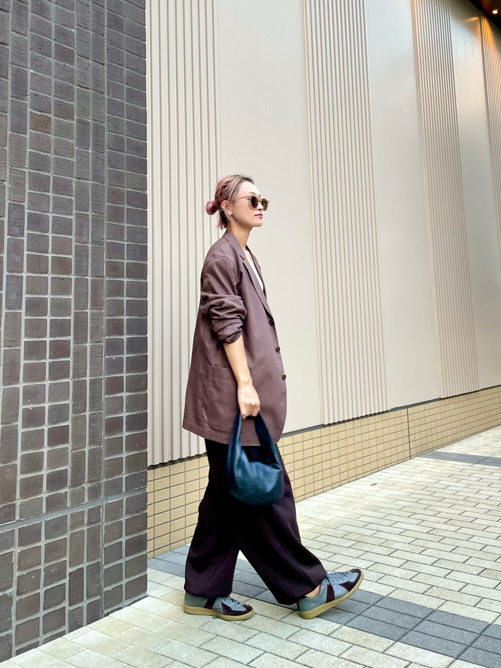 「秋コーデ、ワントーンコーデ、プチプラコーデ、プチプラ、UNIQLO、UNIQLOC、セットアップ、スポーツミックス、スニーカー、スウェットパンツ、ジャケット、ブラウン」｜「UNIQLOのアイテム（スウェットパンツ、ブラウン系）」を使った、Natsu♡さん（骨格ナチュラル・レディース・162cm）の秋コーディネートの4枚目の写真