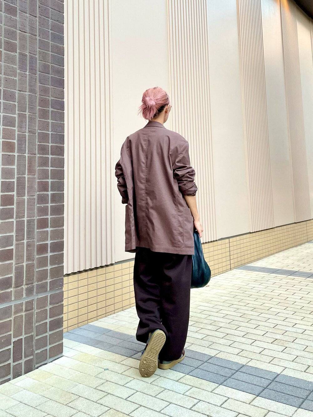 「秋コーデ、ワントーンコーデ、プチプラコーデ、プチプラ、UNIQLO、UNIQLOC、セットアップ、スポーツミックス、スニーカー、スウェットパンツ、ジャケット、ブラウン」｜「UNIQLOのアイテム（スウェットパンツ、ブラウン系）」を使った、Natsu♡さん（骨格ナチュラル・レディース・162cm）の秋コーディネートの3枚目の写真