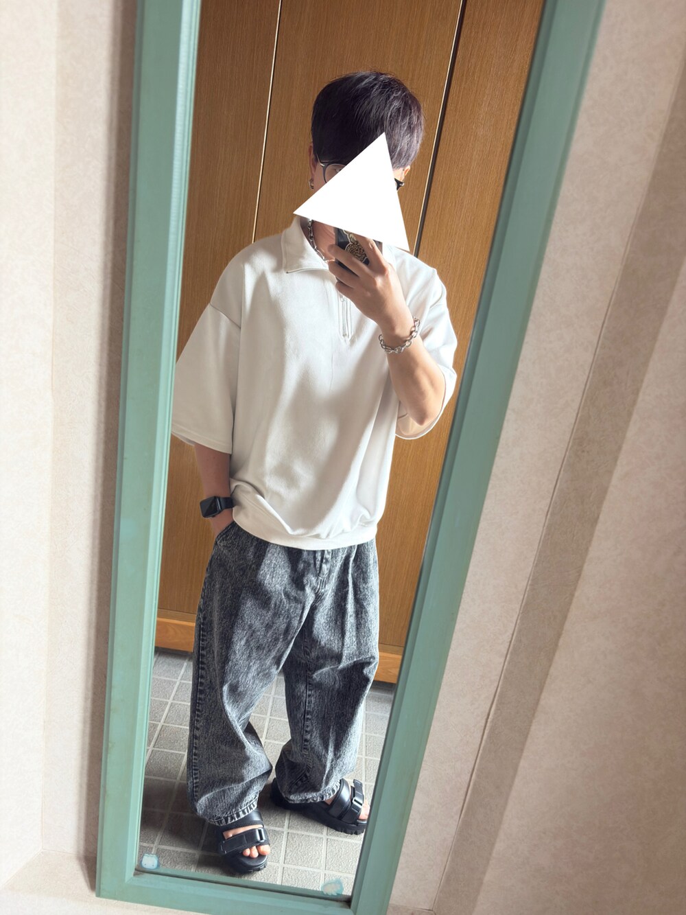 ホワイト系のTシャツ/カットソー、ブラック系のデニムパンツ、ブラック系のサンダルを着用したメンズの秋コーディネートの2枚目の写真