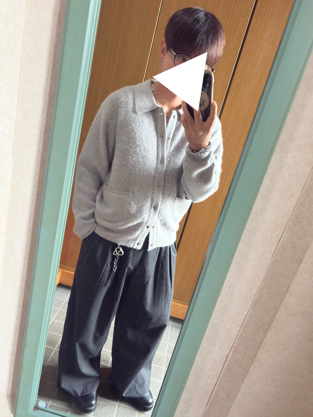 ブラック系のタンクトップ、グレー系のニット/セーター、ブラック系のブルゾンを着用したメンズの秋コーディネートの2枚目の写真