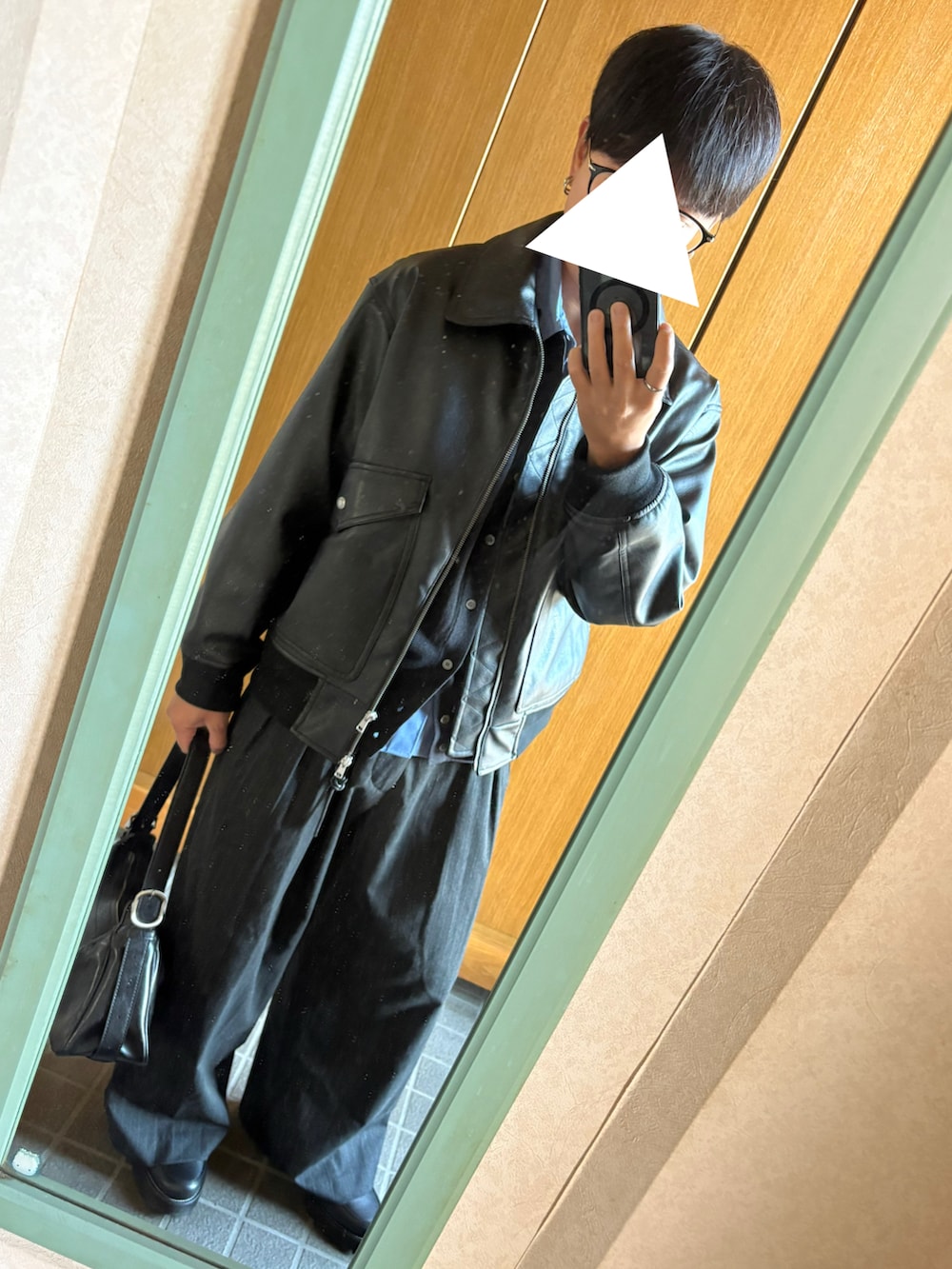 ブルー系のシャツ/ブラウス、グレー系のシャツ/ブラウス、グレー系のスラックスを着用したメンズの春コーディネートの2枚目の写真