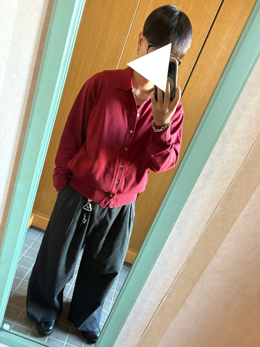 ブラック系のタンクトップ、レッド系のシャツ/ブラウス、ブラック系のブルゾンを着用したメンズの冬コーディネートの2枚目の写真