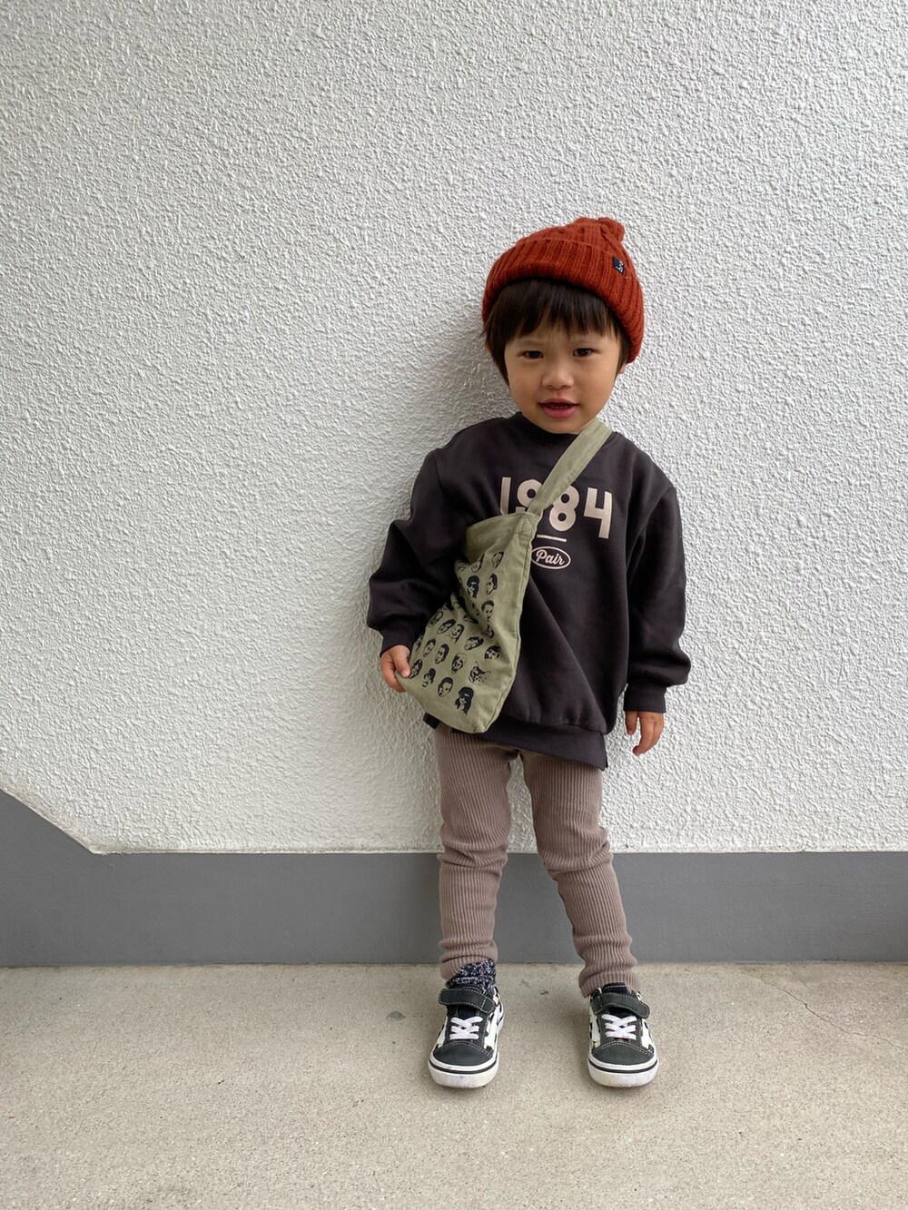 ブラック系のスウェット、ブルー系のスニーカー、ブラック系のスウェットを着用したキッズの秋コーディネートの3枚目の写真