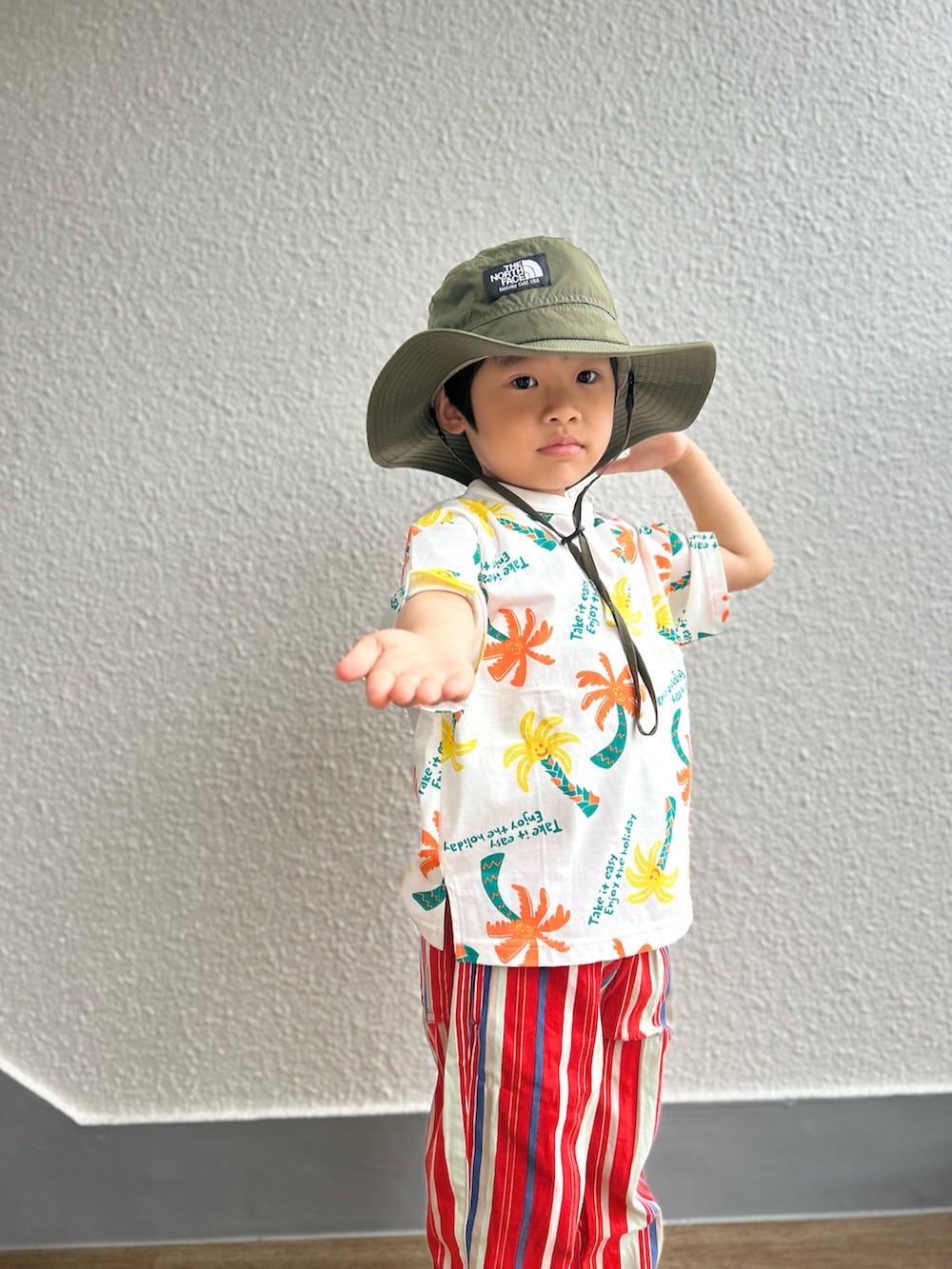 「男の子、5歳、夏コーデ、POP、ホライズンハット、派手柄、ヤシの木柄、Tシャツ、柄パンツ、スリッポン、make your day、PR」｜「THE NORTH FACEのTHE NORTH FACE Horizon Hat NN02336（ハット、グリーン系）」を使った、P×Kさん（キッズ・100cm）の春コーディネートの2枚目の写真