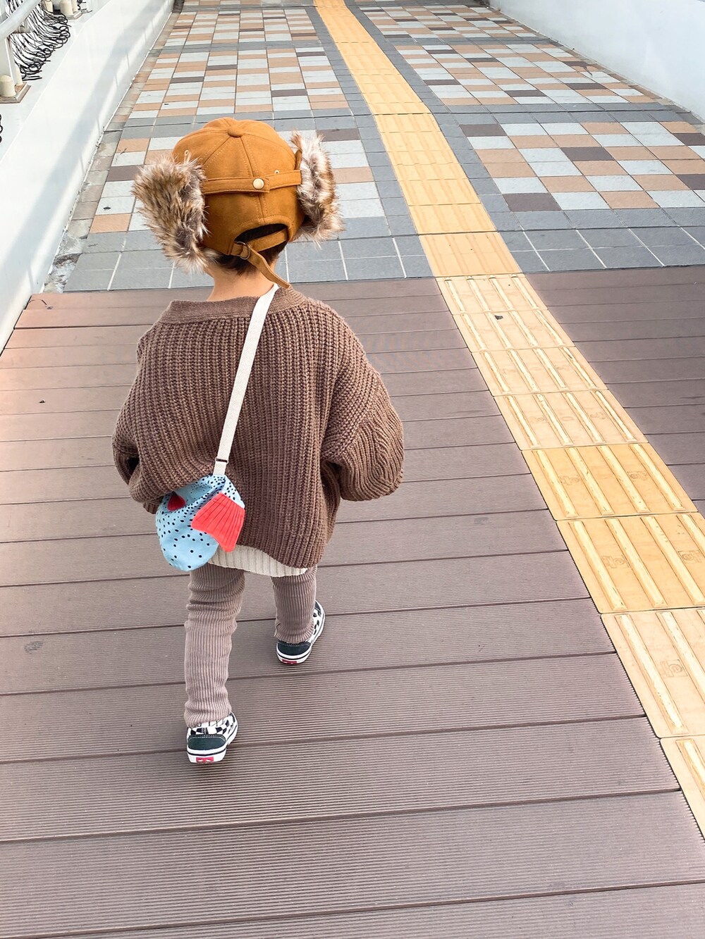 「男の子、3歳、ニットコーデ、フライトキャップ、ニットカーディガン、バルキーニット、リブレギンス、スニーカー、ポシェット」｜「DILASHのフライトキャップ（キャップ、ベージュ系）」を使った、P×Kさん（キッズ・90cm）の冬コーディネートの3枚目の写真