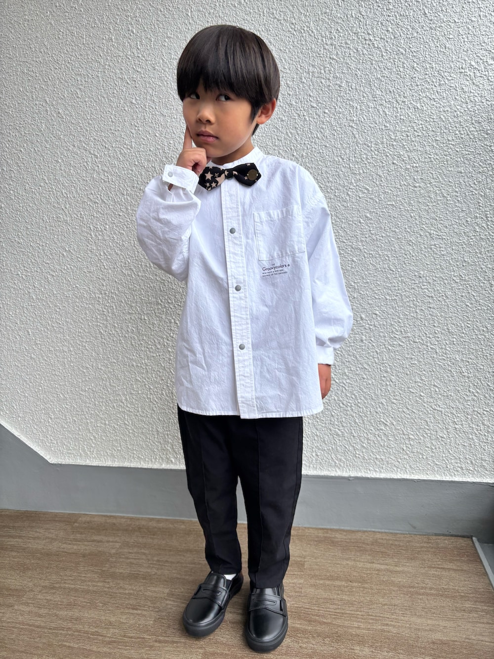 「男の子、6歳、幼稚園、幼稚園コーデ、卒園式、卒園式コーデ、春めき満開コーデ、春コーデ、フォーマル、バンドカラーシャツ、白シャツ、蝶ネクタイ、スラックス、ローファー」｜「GROOVY COLORSのダンプバンドカラー BIG シャツ（シャツ/ブラウス、ホワイト系）」を使った、P×Kさん（キッズ・110cm）の春コーディネートの3枚目の写真