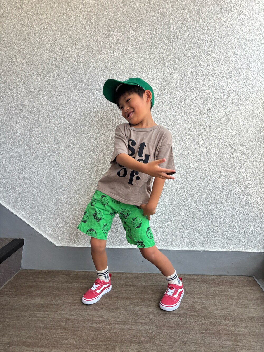 グリーン系のその他パンツ、レッド系のスニーカー、ベージュ系のTシャツ/カットソーを着用したキッズの夏コーディネートの2枚目の写真