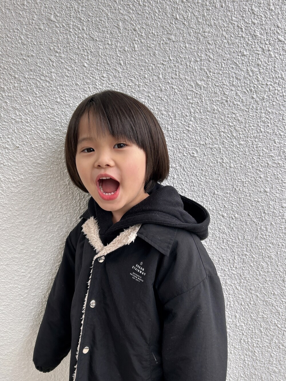 ブラック系のナイロンジャケット、ブラック系のその他パンツ、ブラック系のスニーカーを着用したキッズの冬コーディネートの3枚目の写真