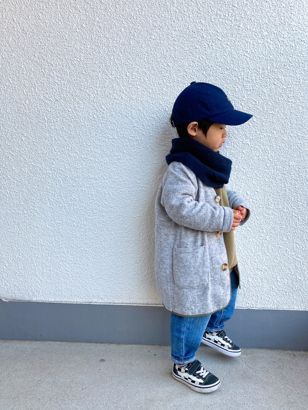「男の子、3歳、冬コーデ、キャップ、スヌード、ロングカーディガン、スウエット、デニム、デニムパンツ、スニーカー、VANS」|「SHIPSのSHIPS KIDS:ベビー ワンポイント ロゴ キャップ(キャップ、ブルー系)」を使った、P×Kさん(キッズ・90cm)の冬コーディネートの2枚目の写真