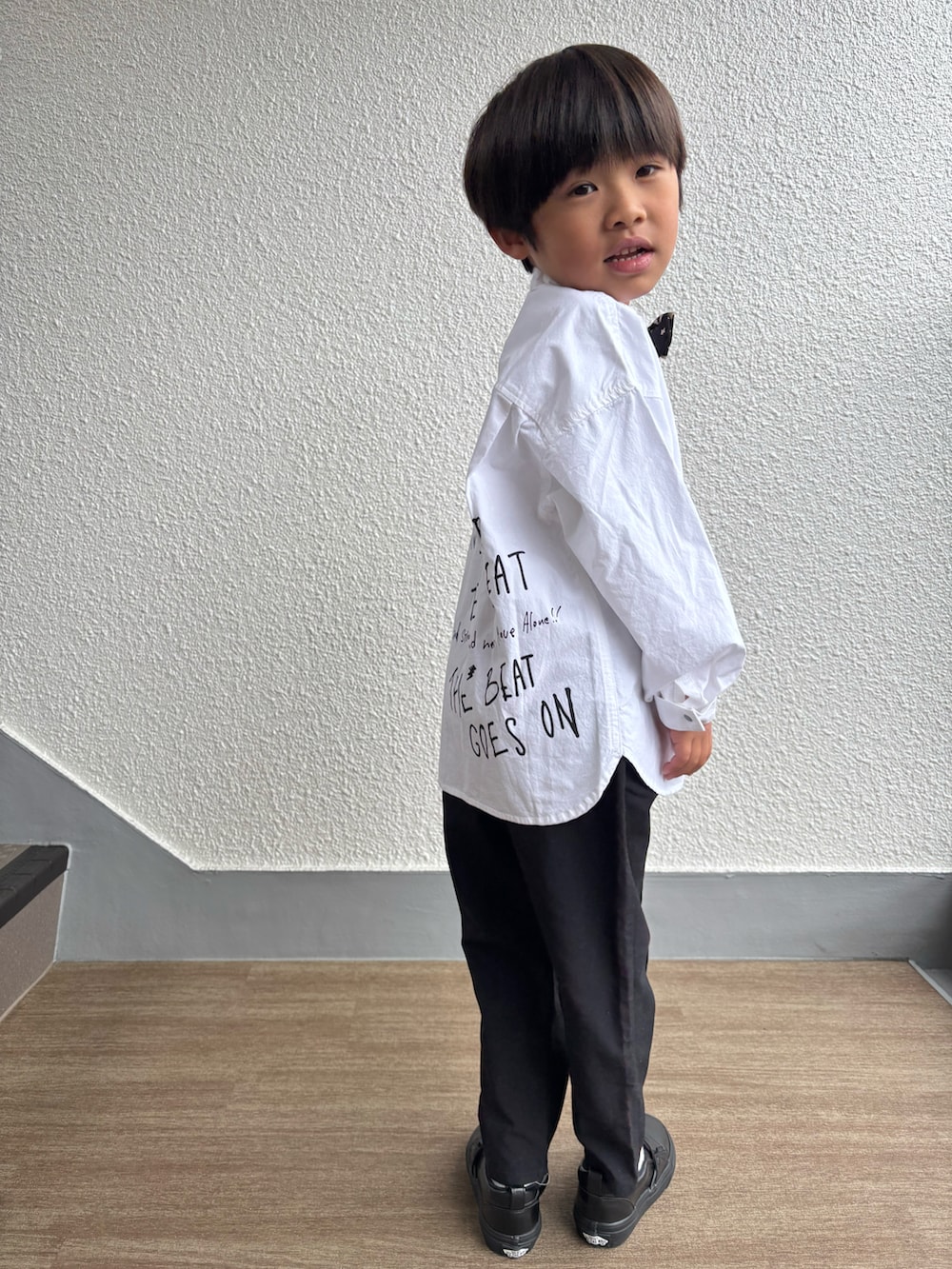 「男の子、6歳、幼稚園、幼稚園コーデ、卒園式、卒園式コーデ、春めき満開コーデ、春コーデ、フォーマル、バンドカラーシャツ、白シャツ、蝶ネクタイ、スラックス、ローファー」｜「GROOVY COLORSのダンプバンドカラー BIG シャツ（シャツ/ブラウス、ホワイト系）」を使った、P×Kさん（キッズ・110cm）の春コーディネートの2枚目の写真