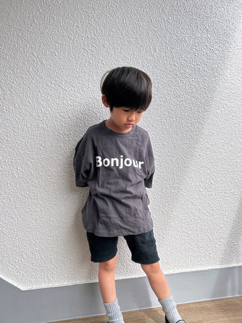 グレー系のTシャツ/カットソー、ブルー系のスウェットパンツを着用したキッズの春コーディネートの2枚目の写真