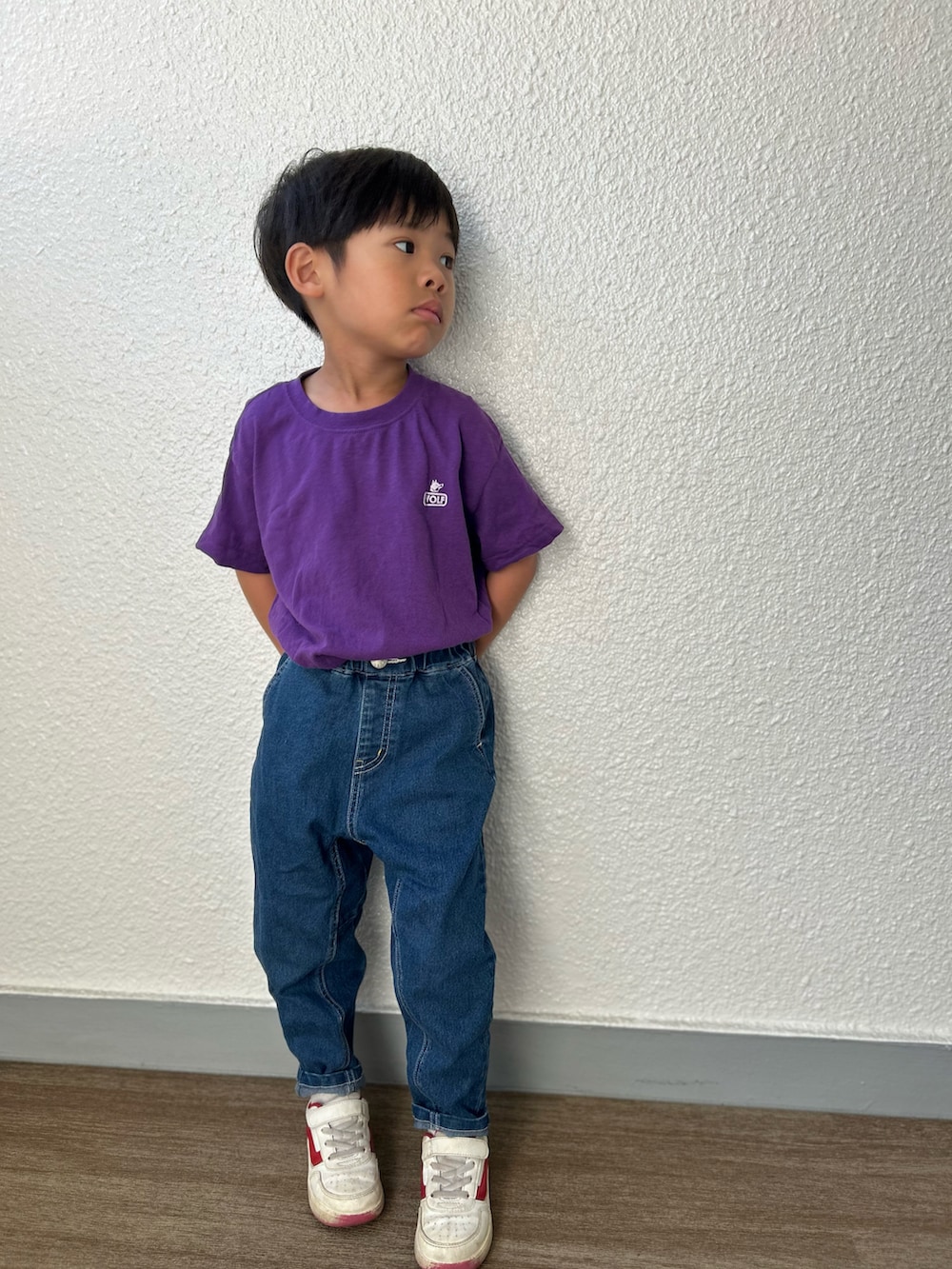 パープル系のTシャツ/カットソー、ブルー系のデニムパンツ、ホワイト系のスニーカーを着用したキッズの夏コーディネートの2枚目の写真