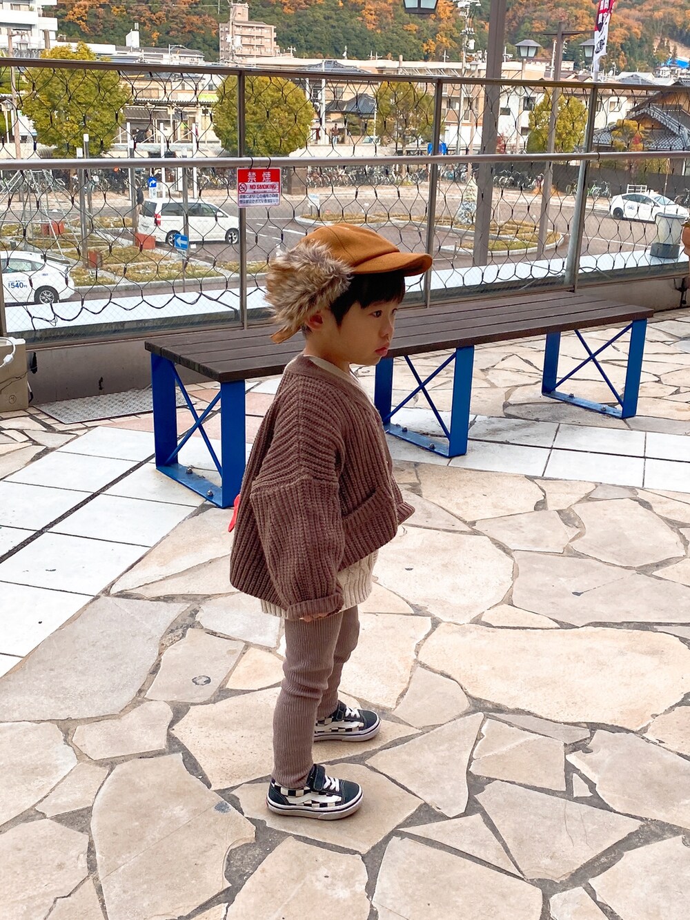 「男の子、3歳、ニットコーデ、フライトキャップ、ニットカーディガン、バルキーニット、リブレギンス、スニーカー、ポシェット」｜「DILASHのフライトキャップ（キャップ、ベージュ系）」を使った、P×Kさん（キッズ・90cm）の冬コーディネートの2枚目の写真