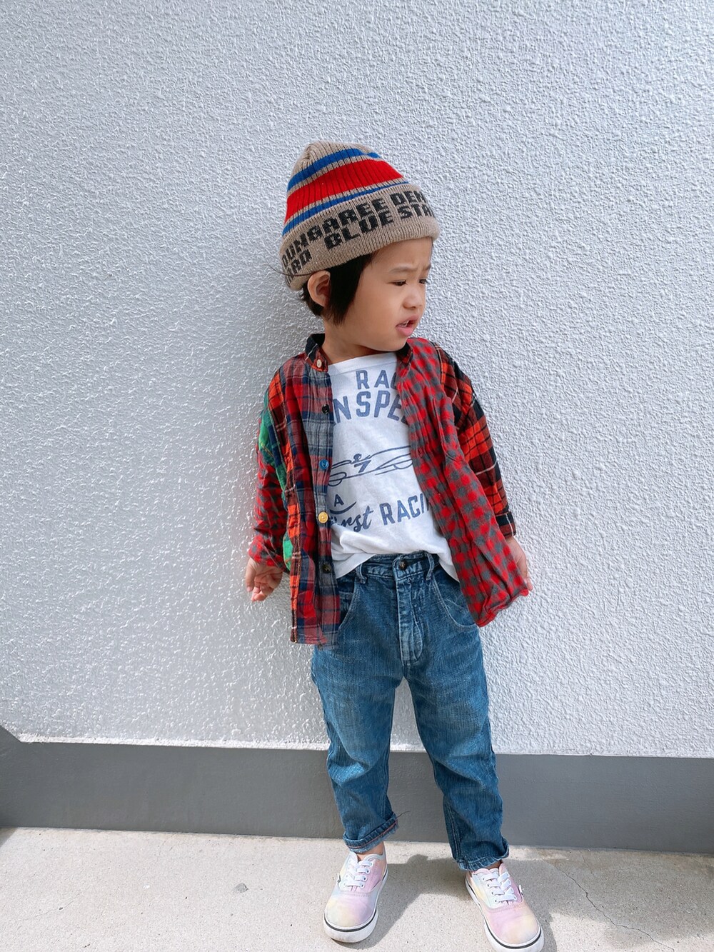 「男の子、4歳、秋コーデ、アメカジ、ニット帽、チェックシャツ、Tシャツ、デニム、デニムパンツ、カラースニーカー、gotoHollywood、DENIM DUNGAREE」|「DENIM DUNGAREEのアイテム(ニットキャップ/ビーニー、ベージュ系)」を使った、P×Kさん(キッズ・90cm)の秋コーディネートの2枚目の写真