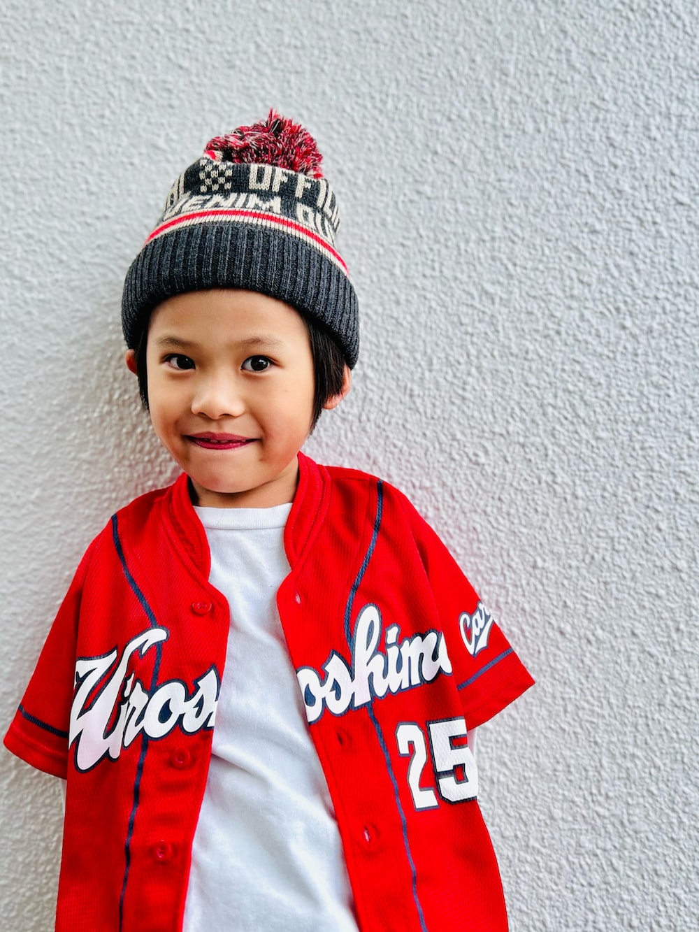 グレー系のスウェットパンツ、グレー系のニットキャップ/ビーニー、レッド系のスポーツグッズを着用したキッズの秋コーディネートの3枚目の写真