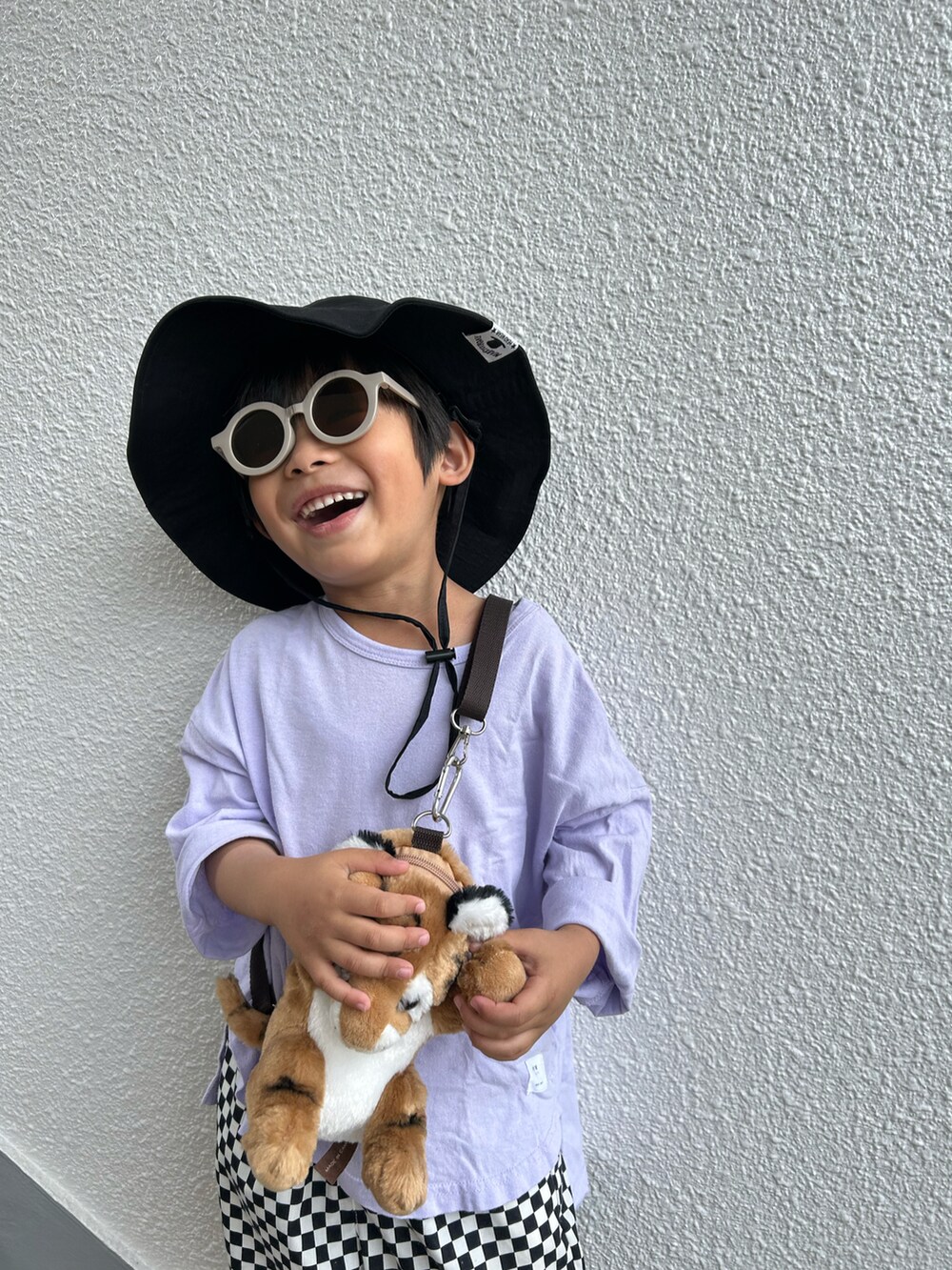 パープル系のTシャツ/カットソー、パープル系のTシャツ/カットソー、その他のその他パンツを着用したキッズの春コーディネートの2枚目の写真