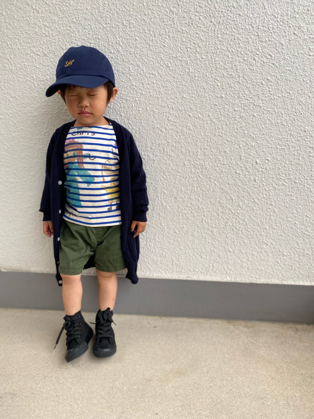 「カーディガン、キャップ、ショートパンツ、3歳、キッズコーデ、ハイカットスニーカー、ロングカーディガン、ボーダートップス、男の子、CNVERSE」|「SHIPSのSHIPS KIDS:ベビー ワンポイント ロゴ キャップ(キャップ、ブルー系)」を使った、P×Kさん(キッズ・90cm)の秋コーディネートの2枚目の写真