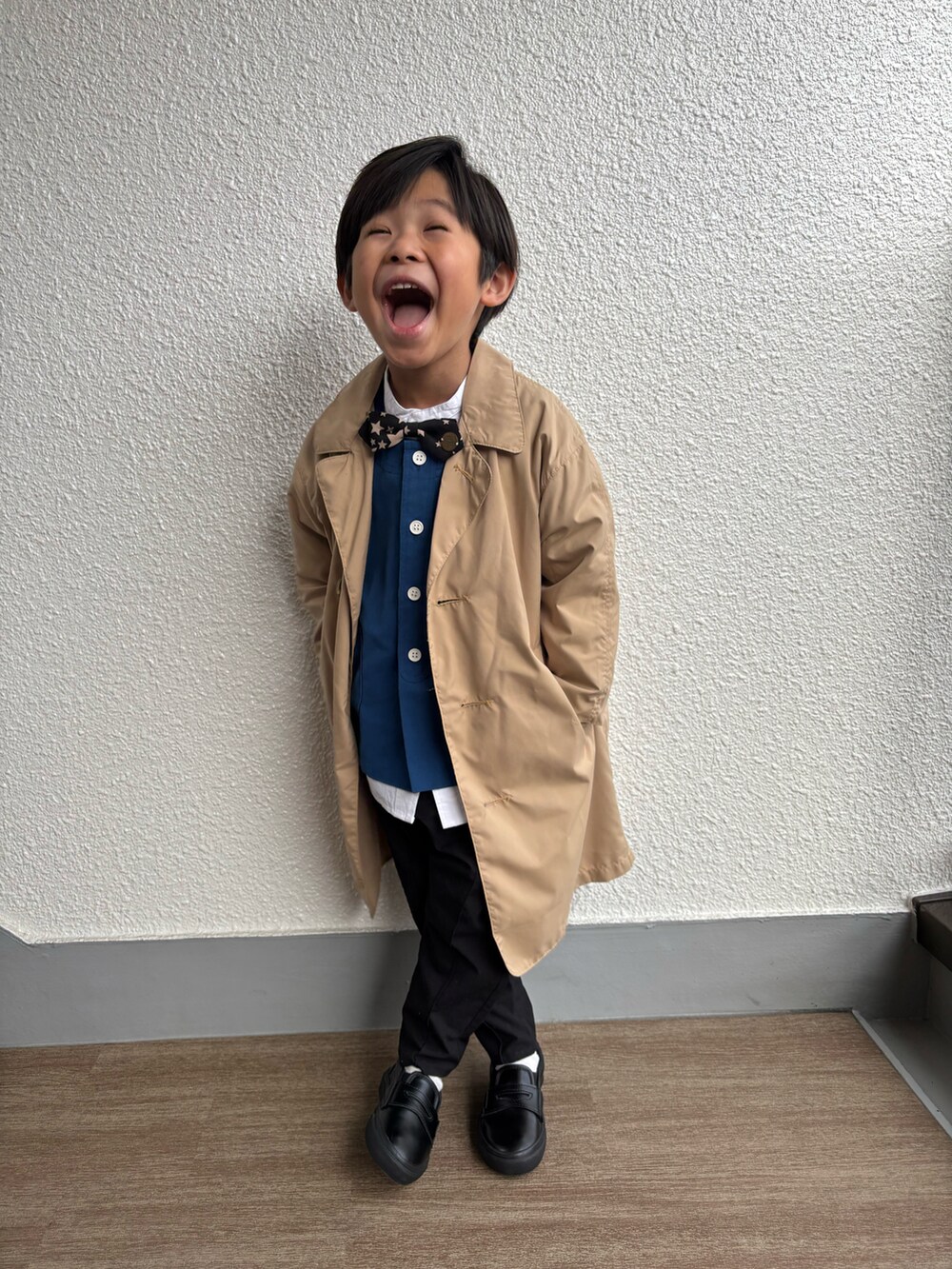 「男の子、6歳、幼稚園、幼稚園コーデ、卒園式コーデ、春めき満開コーデ、春コーデ、スプリングコート、ステンカラーコート、バンドカラーシャツ、蝶ネクタイ、スラックス、ローファー」｜「GO TO HOLLYWOODのポリエステルマルチ コート（ステンカラーコート、ベージュ系）」を使った、P×Kさん（キッズ・110cm）の春コーディネートの2枚目の写真