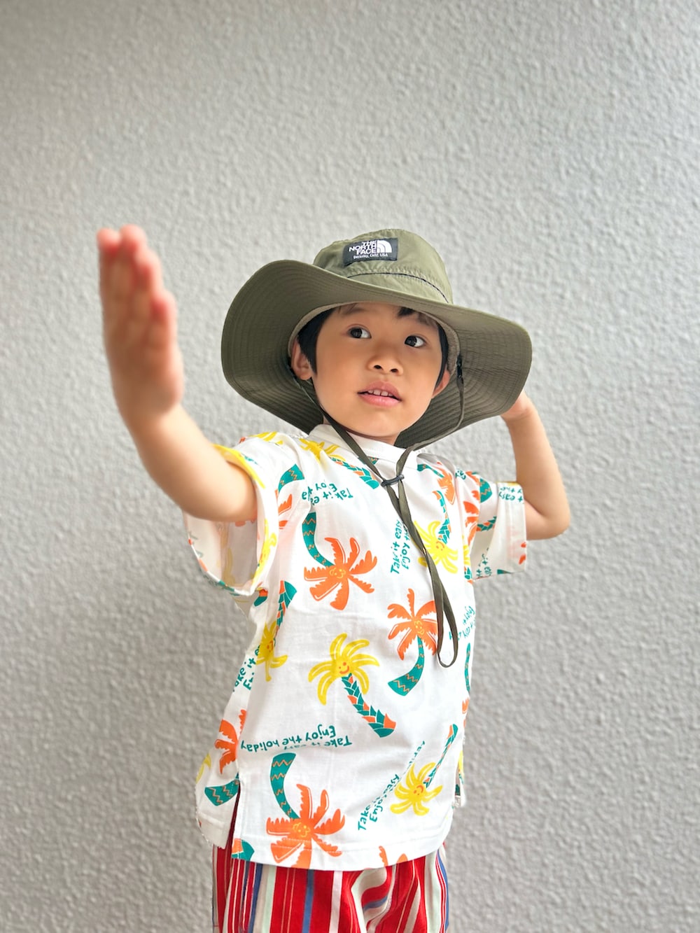 「男の子、5歳、夏コーデ、POP、ホライズンハット、派手柄、ヤシの木柄、Tシャツ、柄パンツ、スリッポン、make your day、PR」｜「THE NORTH FACEのTHE NORTH FACE Horizon Hat NN02336（ハット、グリーン系）」を使った、P×Kさん（キッズ・100cm）の春コーディネートの3枚目の写真
