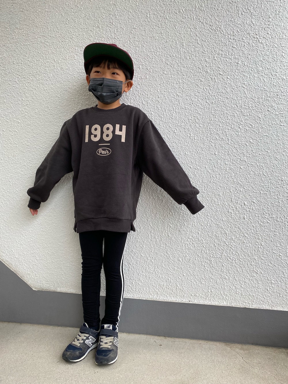 ブラック系のスウェット、ブルー系のスニーカー、ブラック系のスウェットを着用したキッズの秋コーディネートの2枚目の写真