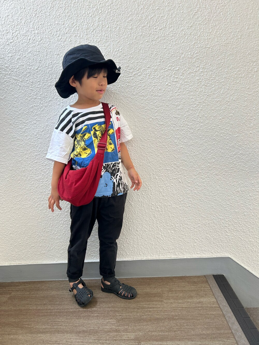ホワイト系のTシャツ/カットソー、レッド系のショルダーバッグ、ブラック系のショルダーバッグを着用したキッズの夏コーディネートの2枚目の写真