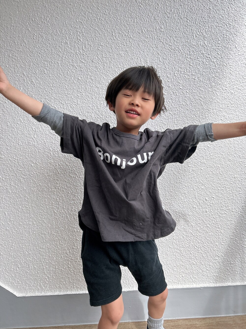 グレー系のTシャツ/カットソー、ブルー系のスウェットパンツを着用したキッズの春コーディネートの3枚目の写真