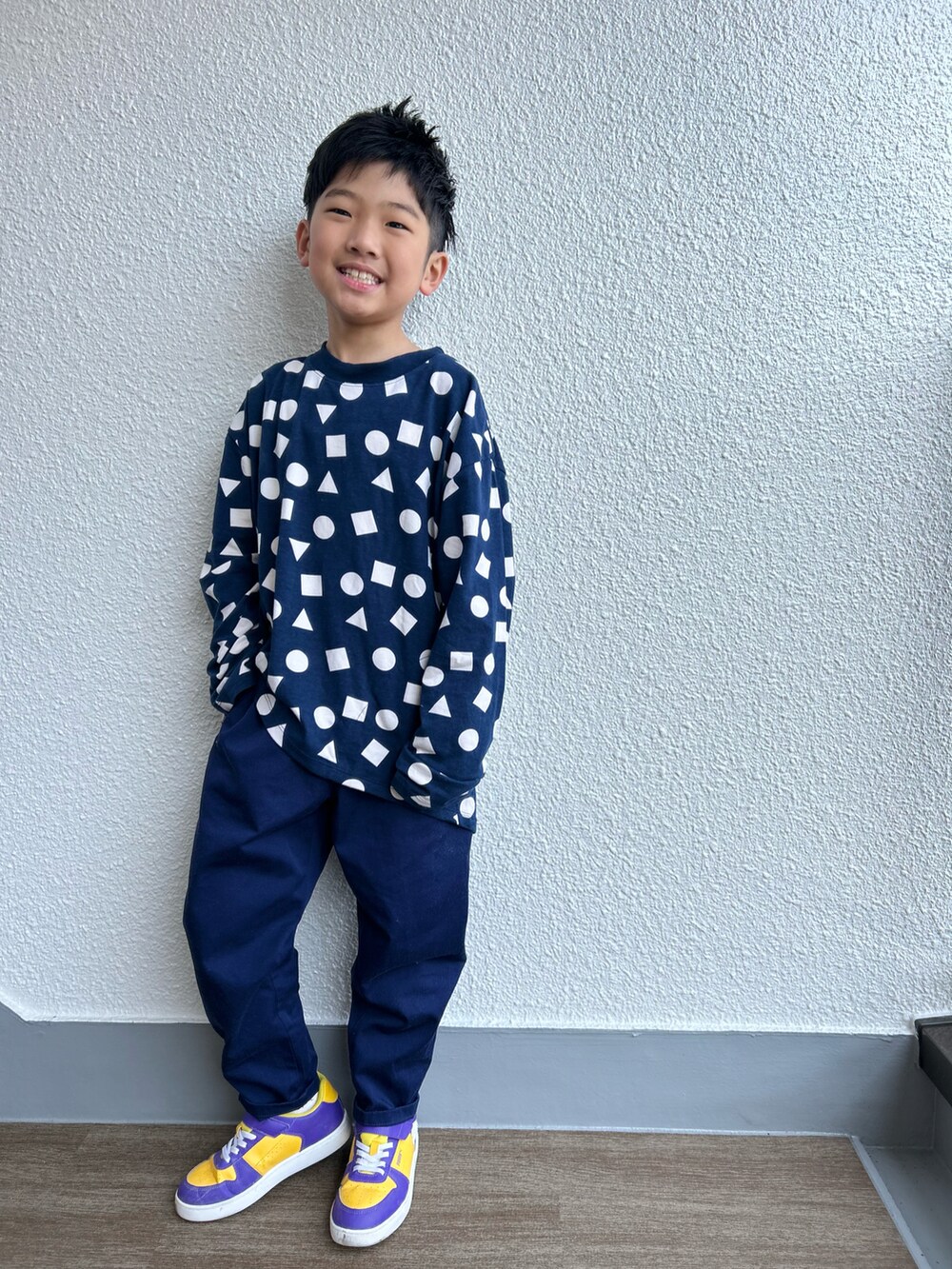 「男の子、小学生、春コーデ、ワントーンコーデ、ネイビーコーデ、柄Tシャツ、シェフパンツ、カラースニーカー、arkakama、GU、PUMA」｜「arkakamaのアイテム（Tシャツ/カットソー、ブルー系）」を使った、P×Kさん（キッズ・128cm）の春コーディネートの2枚目の写真