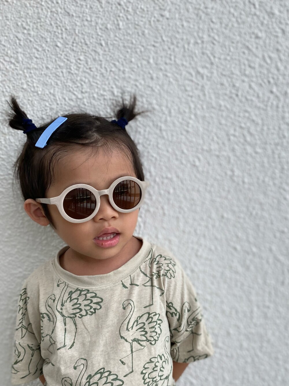 「男の子、3歳、サングラス、ヘアアレンジ、Tシャツ、柄、アニマル柄、デニム、きりっぱなしデニム、サンダル」｜「MAKE YOUR DAYのフラミンゴ総柄Tシャツ■80～140cm（Tシャツ/カットソー、グリーン系）」を使った、P×Kさん（キッズ・90cm）の夏コーディネートの2枚目の写真